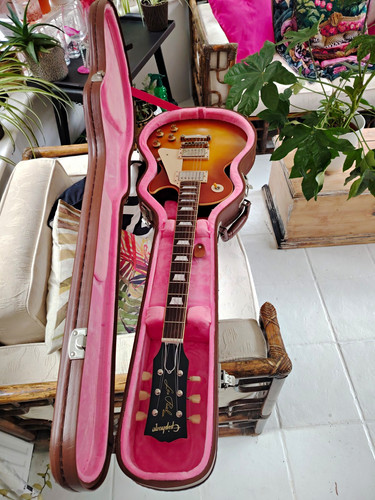 Epiphone inspired gibson - by,